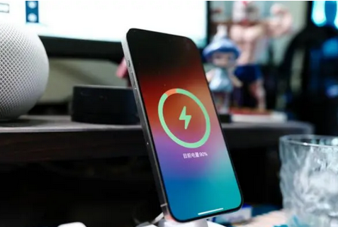 荥经苹果15换屏服务分享用什么充电器给iPhone15充电更好 